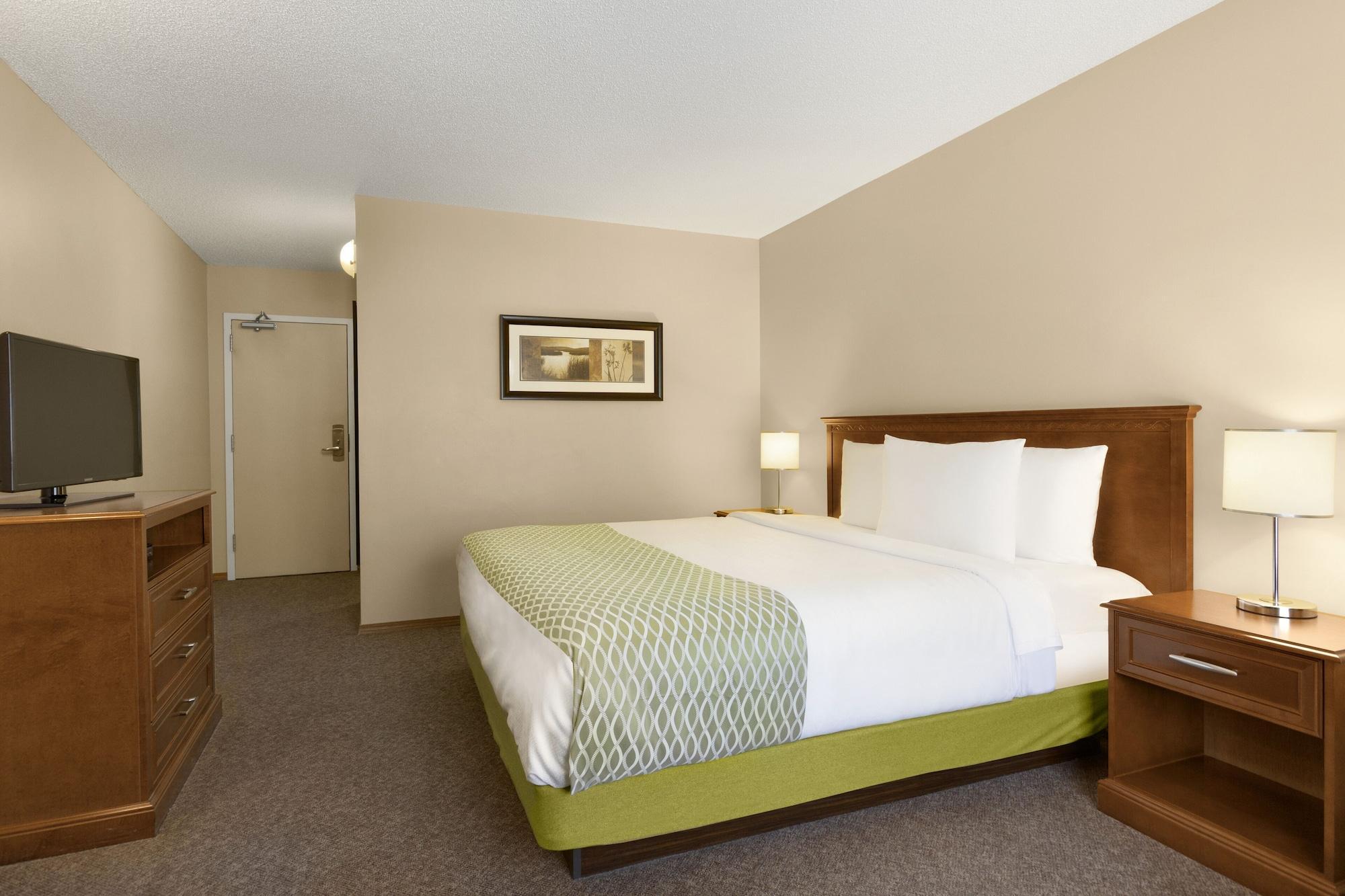 Colonial Square Inn & Suites Saskatoon Exterior photo