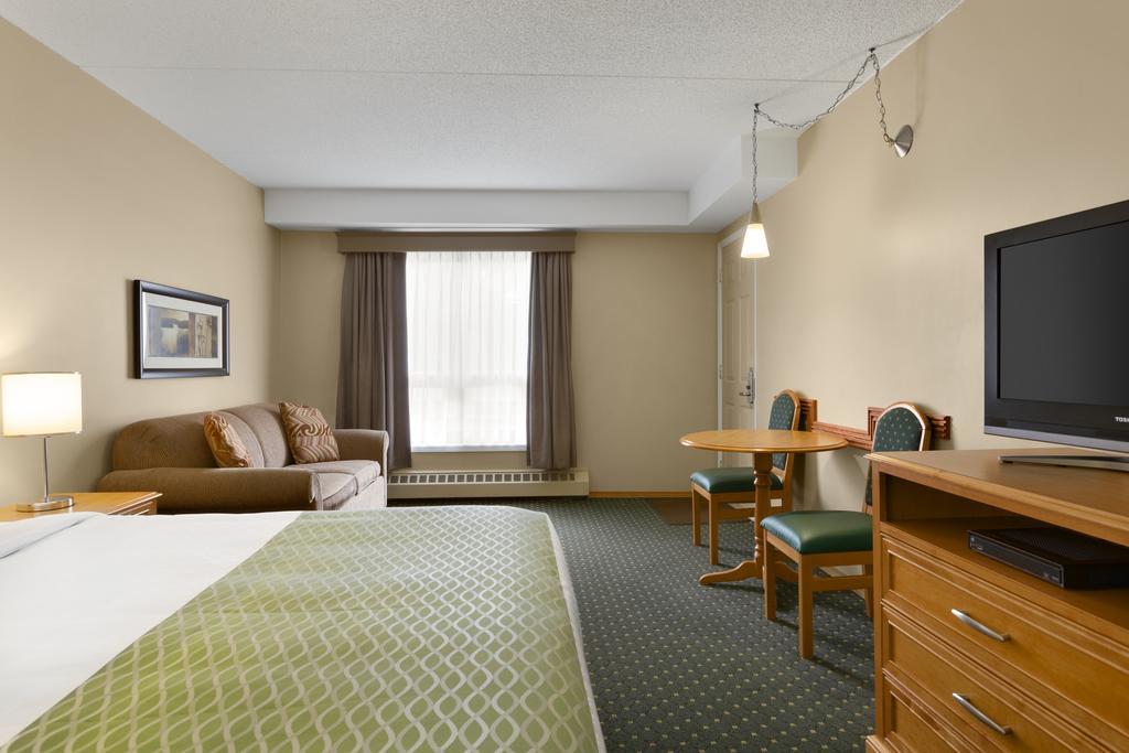 Colonial Square Inn & Suites Saskatoon Exterior photo