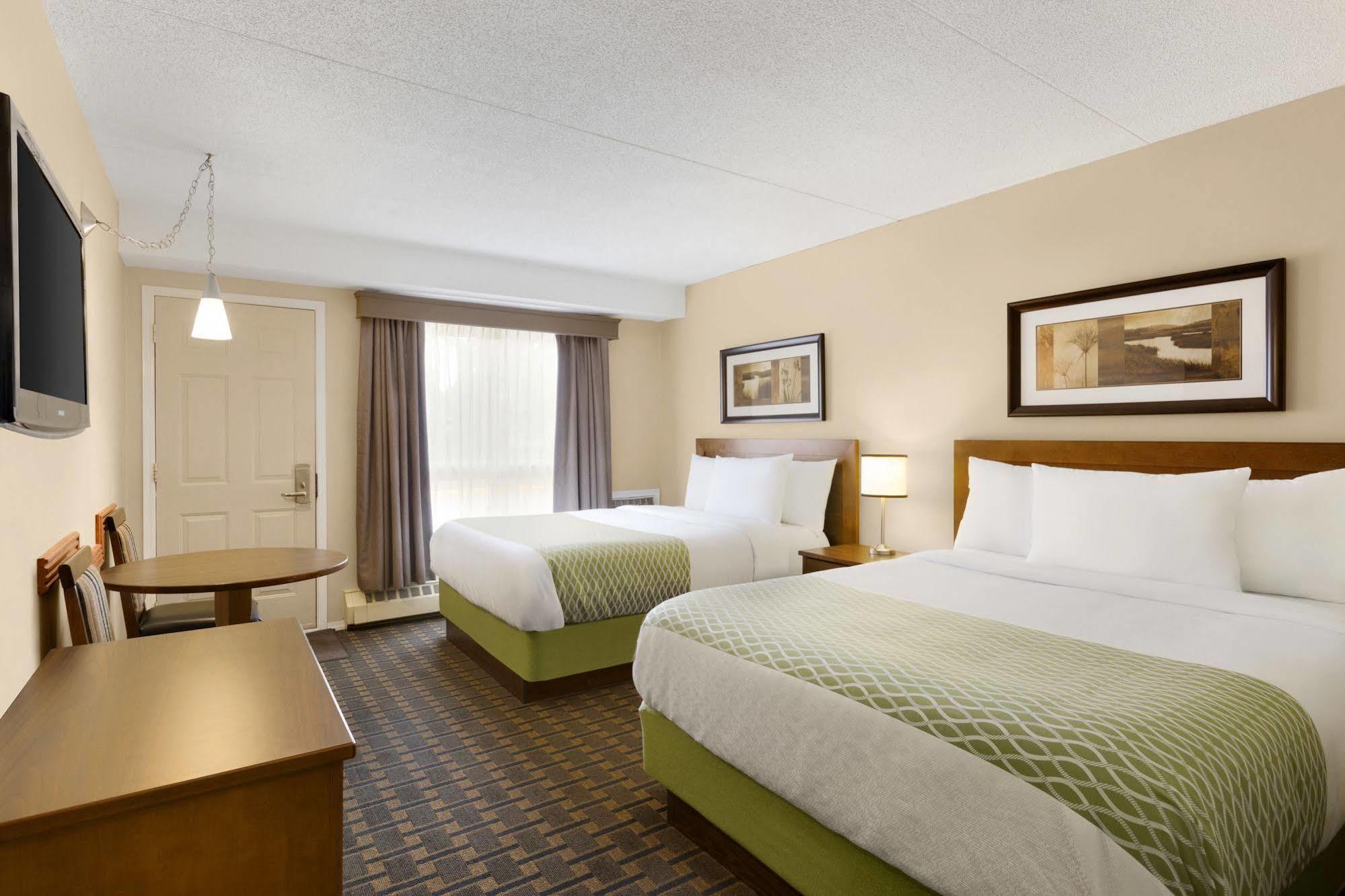 Colonial Square Inn & Suites Saskatoon Exterior photo