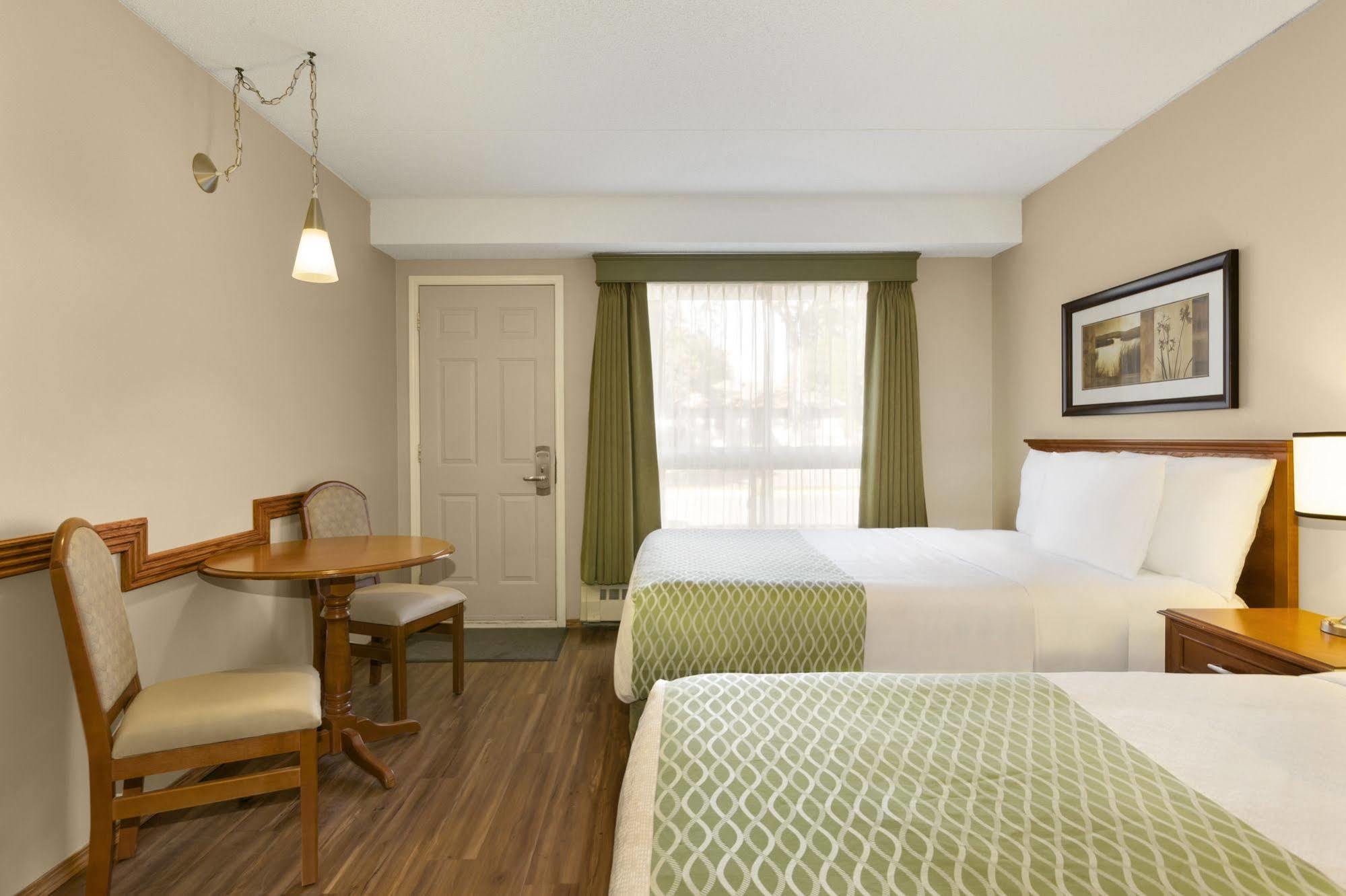 Colonial Square Inn & Suites Saskatoon Exterior photo
