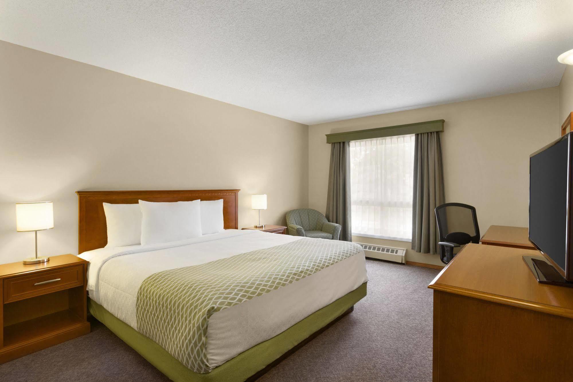 Colonial Square Inn & Suites Saskatoon Exterior photo